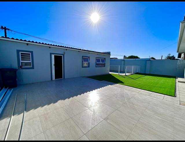 4 BEDROOM HOUSE FOR SALE IN CHURCHILL ESTATE